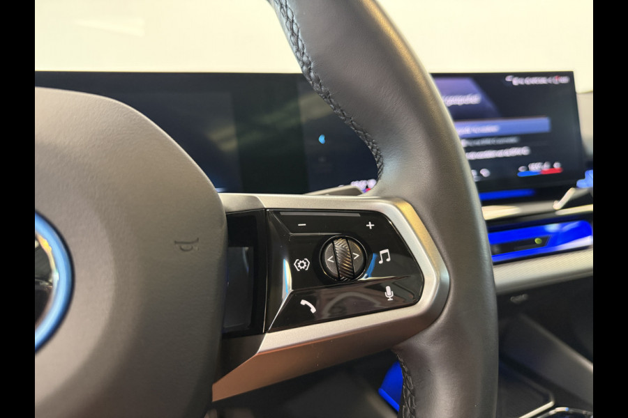 BMW i5 eDrive40 84 kWh Head-Up ACC PDC Trekhaak M-Sport Leder 24 Maanden garantie* (Vraag naar de voorwaarden)