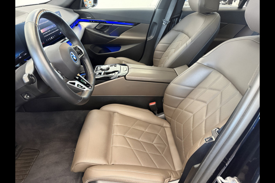 BMW i5 eDrive40 84 kWh Head-Up ACC PDC Trekhaak M-Sport Leder 24 Maanden garantie* (Vraag naar de voorwaarden)