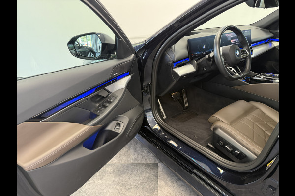 BMW i5 eDrive40 84 kWh Head-Up ACC PDC Trekhaak M-Sport Leder 24 Maanden garantie* (Vraag naar de voorwaarden)