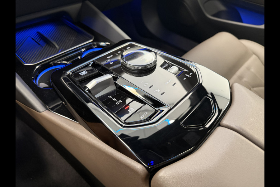 BMW i5 eDrive40 84 kWh Head-Up ACC PDC Trekhaak M-Sport Leder 24 Maanden garantie* (Vraag naar de voorwaarden)