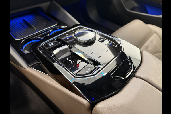 BMW i5 eDrive40 84 kWh Head-Up ACC PDC Trekhaak M-Sport Leder 24 Maanden garantie* (Vraag naar de voorwaarden)