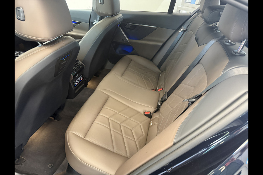 BMW i5 eDrive40 84 kWh Head-Up ACC PDC Trekhaak M-Sport Leder 24 Maanden garantie* (Vraag naar de voorwaarden)