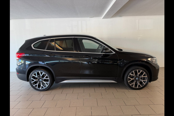 BMW X1 SDrive20i High Executive AIRCO CLIMA NAVI CRUISE PANO LEER STOELVERW HEAD UP TREKHAAK 1800KG CAMERA ELEK KLEP NIEUWSTAAT