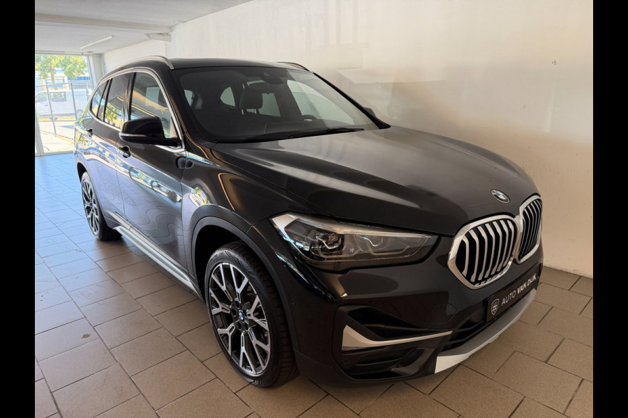 BMW X1 SDrive20i High Executive AIRCO CLIMA NAVI CRUISE PANO LEER STOELVERW HEAD UP TREKHAAK 1800KG CAMERA ELEK KLEP NIEUWSTAAT