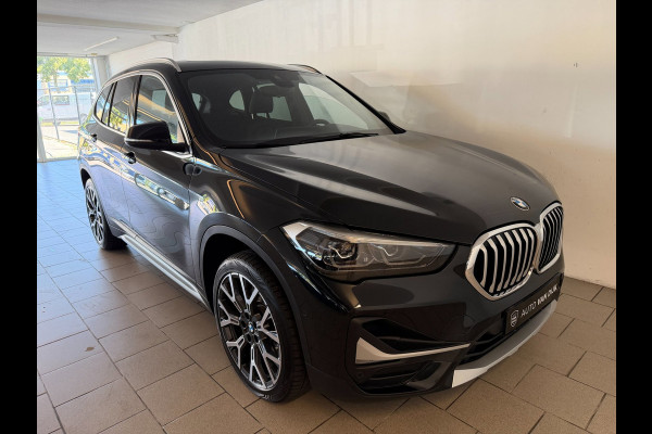 BMW X1 SDrive20i High Executive AIRCO CLIMA NAVI CRUISE PANO LEER STOELVERW HEAD UP TREKHAAK 1800KG CAMERA ELEK KLEP NIEUWSTAAT