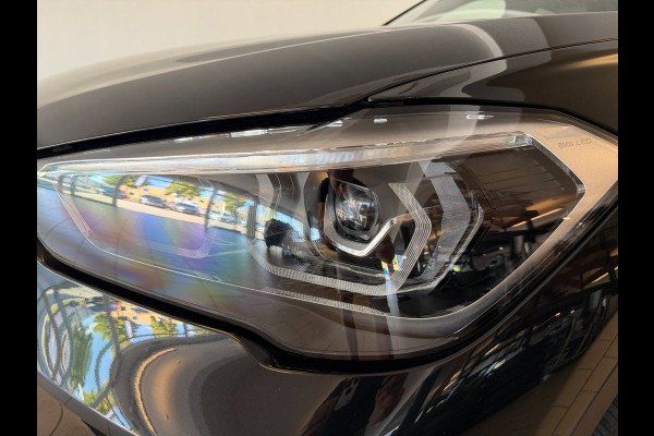 BMW X1 SDrive20i High Executive AIRCO CLIMA NAVI CRUISE PANO LEER STOELVERW HEAD UP TREKHAAK 1800KG CAMERA ELEK KLEP NIEUWSTAAT