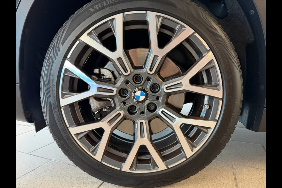 BMW X1 SDrive20i High Executive AIRCO CLIMA NAVI CRUISE PANO LEER STOELVERW HEAD UP TREKHAAK 1800KG CAMERA ELEK KLEP NIEUWSTAAT