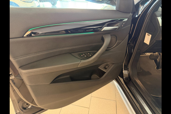 BMW X1 SDrive20i High Executive AIRCO CLIMA NAVI CRUISE PANO LEER STOELVERW HEAD UP TREKHAAK 1800KG CAMERA ELEK KLEP NIEUWSTAAT