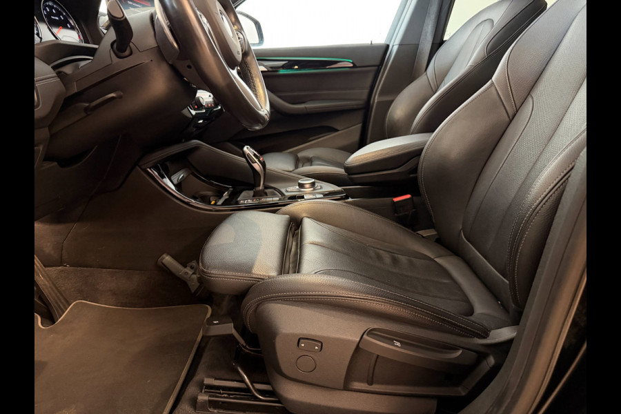BMW X1 SDrive20i High Executive AIRCO CLIMA NAVI CRUISE PANO LEER STOELVERW HEAD UP TREKHAAK 1800KG CAMERA ELEK KLEP NIEUWSTAAT