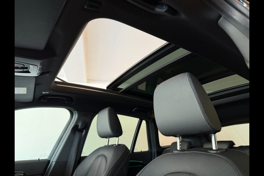 BMW X1 SDrive20i High Executive AIRCO CLIMA NAVI CRUISE PANO LEER STOELVERW HEAD UP TREKHAAK 1800KG CAMERA ELEK KLEP NIEUWSTAAT
