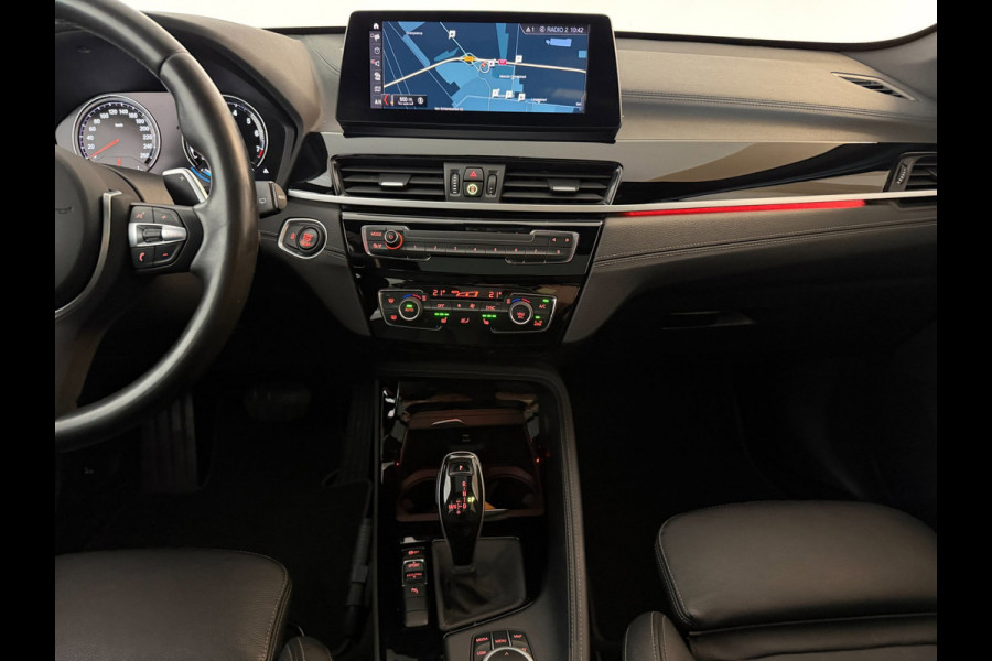 BMW X1 SDrive20i High Executive AIRCO CLIMA NAVI CRUISE PANO LEER STOELVERW HEAD UP TREKHAAK 1800KG CAMERA ELEK KLEP NIEUWSTAAT
