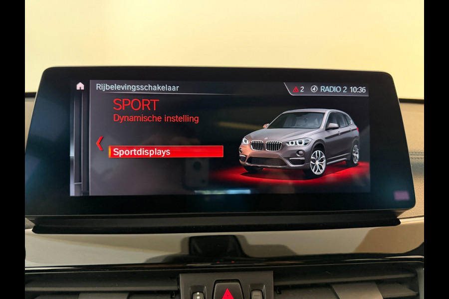 BMW X1 SDrive20i High Executive AIRCO CLIMA NAVI CRUISE PANO LEER STOELVERW HEAD UP TREKHAAK 1800KG CAMERA ELEK KLEP NIEUWSTAAT