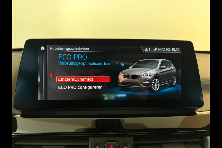 BMW X1 SDrive20i High Executive AIRCO CLIMA NAVI CRUISE PANO LEER STOELVERW HEAD UP TREKHAAK 1800KG CAMERA ELEK KLEP NIEUWSTAAT