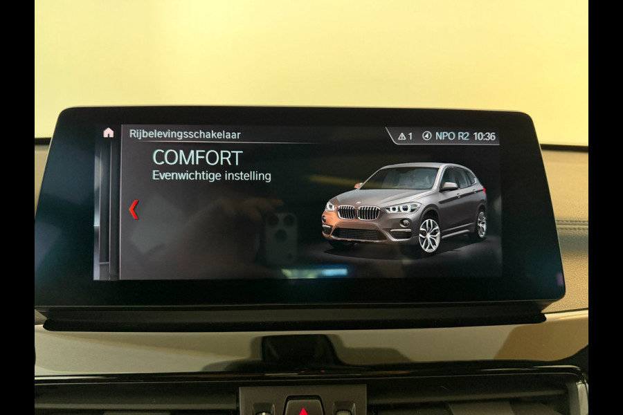 BMW X1 SDrive20i High Executive AIRCO CLIMA NAVI CRUISE PANO LEER STOELVERW HEAD UP TREKHAAK 1800KG CAMERA ELEK KLEP NIEUWSTAAT