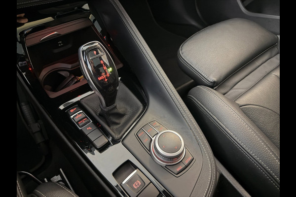 BMW X1 SDrive20i High Executive AIRCO CLIMA NAVI CRUISE PANO LEER STOELVERW HEAD UP TREKHAAK 1800KG CAMERA ELEK KLEP NIEUWSTAAT