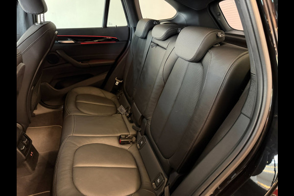 BMW X1 SDrive20i High Executive AIRCO CLIMA NAVI CRUISE PANO LEER STOELVERW HEAD UP TREKHAAK 1800KG CAMERA ELEK KLEP NIEUWSTAAT