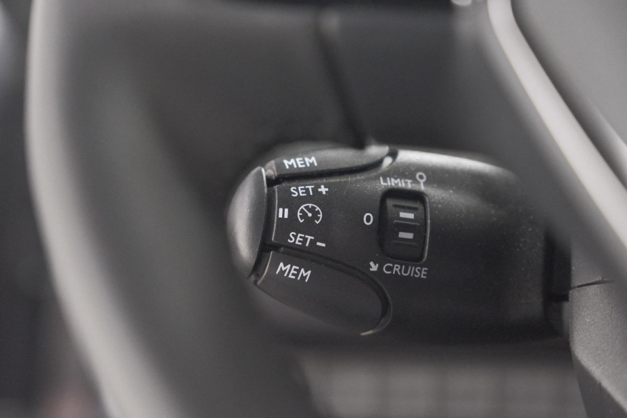 Peugeot 2008 PureTech 100 Allure | Apple Carplay | Parkeersensoren | Climate control