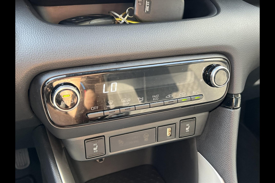 Toyota Yaris 1.5 VVT-i 125pk Dynamic | Stoel + stuurverwarming, Climate control, Adaptieve cruise control, Lichtmetalen velgen