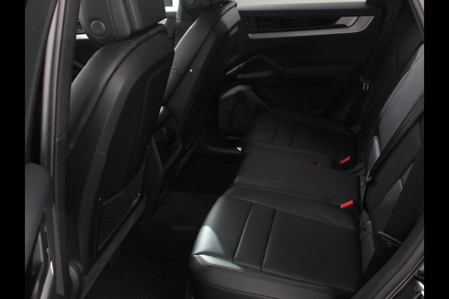 Porsche Cayenne 3.0 E-Hybrid Luchtvering Leder Panoramadak Camera Navigatie Elektrische comfortstoelen DAB+ Led Adaptieve cruise control Climate control Lichtmetalen velgen Apple Carplay/ Android Auto