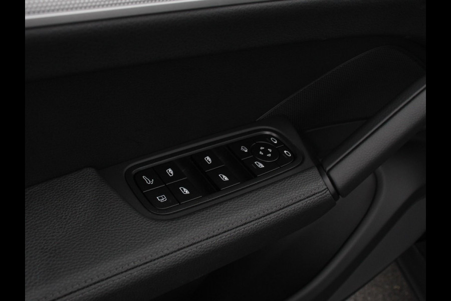 Porsche Cayenne 3.0 E-Hybrid Luchtvering Leder Panoramadak Camera Navigatie Elektrische comfortstoelen DAB+ Led Adaptieve cruise control Climate control Lichtmetalen velgen Apple Carplay/ Android Auto