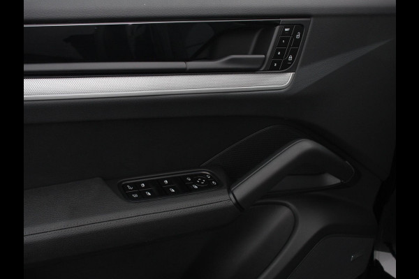 Porsche Cayenne 3.0 E-Hybrid Luchtvering Leder Panoramadak Camera Navigatie Elektrische comfortstoelen DAB+ Led Adaptieve cruise control Climate control Lichtmetalen velgen Apple Carplay/ Android Auto