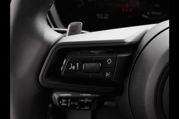 Porsche Cayenne 3.0 E-Hybrid Luchtvering Leder Panoramadak Camera Navigatie Elektrische comfortstoelen DAB+ Led Adaptieve cruise control Climate control Lichtmetalen velgen Apple Carplay/ Android Auto