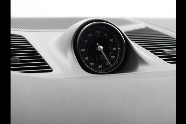 Porsche Cayenne 3.0 E-Hybrid Luchtvering Leder Panoramadak Camera Navigatie Elektrische comfortstoelen DAB+ Led Adaptieve cruise control Climate control Lichtmetalen velgen Apple Carplay/ Android Auto