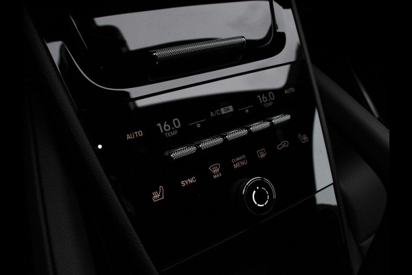 Porsche Cayenne 3.0 E-Hybrid Luchtvering Leder Panoramadak Camera Navigatie Elektrische comfortstoelen DAB+ Led Adaptieve cruise control Climate control Lichtmetalen velgen Apple Carplay/ Android Auto