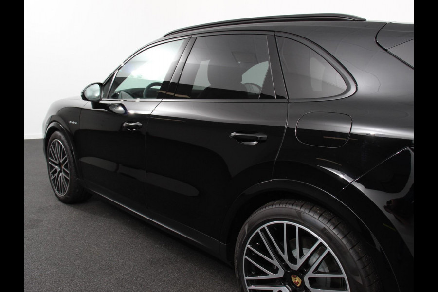 Porsche Cayenne 3.0 E-Hybrid Luchtvering Leder Panoramadak Camera Navigatie Elektrische comfortstoelen DAB+ Led Adaptieve cruise control Climate control Lichtmetalen velgen Apple Carplay/ Android Auto