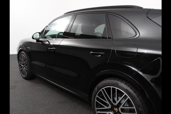 Porsche Cayenne 3.0 E-Hybrid Luchtvering Leder Panoramadak Camera Navigatie Elektrische comfortstoelen DAB+ Led Adaptieve cruise control Climate control Lichtmetalen velgen Apple Carplay/ Android Auto
