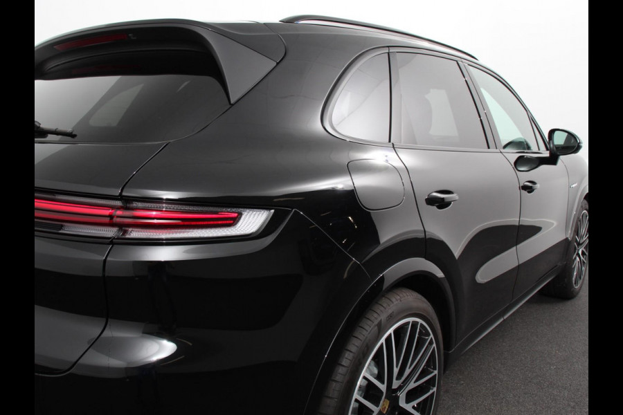 Porsche Cayenne 3.0 E-Hybrid Luchtvering Leder Panoramadak Camera Navigatie Elektrische comfortstoelen DAB+ Led Adaptieve cruise control Climate control Lichtmetalen velgen Apple Carplay/ Android Auto