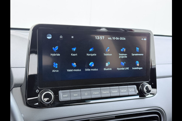 Hyundai Kona 1.6GDI HEV Hybride Autom. Trekhaak Adap.Cruise Camera Apple Carplay Android Auto Navi Ecc Pdc Comfort Smart Led Lmv 16" DAB Krell®-Audio Lane Assist Isofix Rijstrooksensor 1.300KG Trekgewicht 1e Eigenaar Origineel Nederlandse Auto