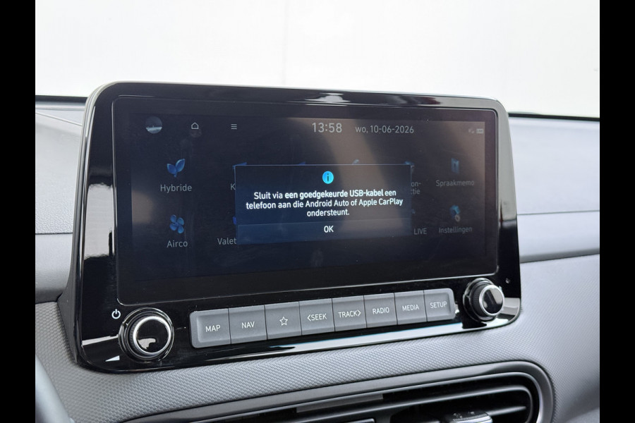 Hyundai Kona 1.6GDI HEV Hybride Autom. Trekhaak Adap.Cruise Camera Apple Carplay Android Auto Navi Ecc Pdc Comfort Smart Led Lmv 16" DAB Krell®-Audio Lane Assist Isofix Rijstrooksensor 1.300KG Trekgewicht 1e Eigenaar Origineel Nederlandse Auto