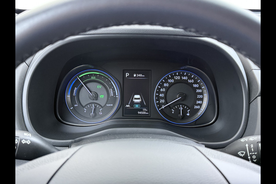 Hyundai Kona 1.6GDI HEV Hybride Autom. Trekhaak Adap.Cruise Camera Apple Carplay Android Auto Navi Ecc Pdc Comfort Smart Led Lmv 16" DAB Krell®-Audio Lane Assist Isofix Rijstrooksensor 1.300KG Trekgewicht 1e Eigenaar Origineel Nederlandse Auto