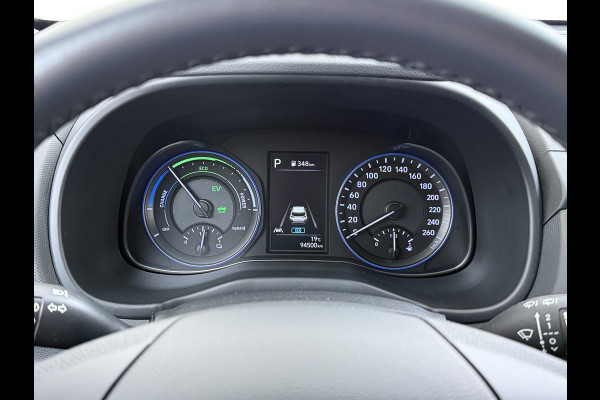 Hyundai Kona 1.6GDI HEV Hybride Autom. Trekhaak Adap.Cruise Camera Apple Carplay Android Auto Navi Ecc Pdc Comfort Smart Led Lmv 16" DAB Krell®-Audio Lane Assist Isofix Rijstrooksensor 1.300KG Trekgewicht 1e Eigenaar Origineel Nederlandse Auto