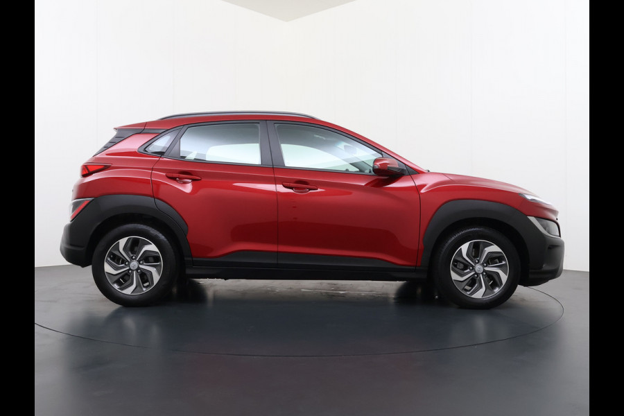 Hyundai Kona 1.6GDI HEV Hybride Autom. Trekhaak Adap.Cruise Camera Apple Carplay Android Auto Navi Ecc Pdc Comfort Smart Led Lmv 16" DAB Krell®-Audio Lane Assist Isofix Rijstrooksensor 1.300KG Trekgewicht 1e Eigenaar Origineel Nederlandse Auto