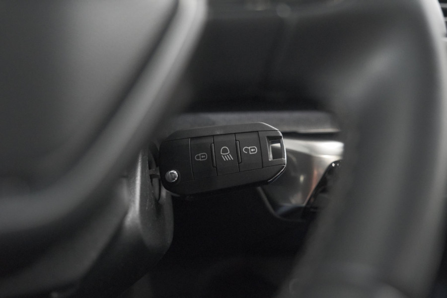 Peugeot 3008 1.6 PureTech 180 Allure | 1.500 KG Trekgewicht | Schuif-Kantel dak |  Dodehoekdetectie | Camera