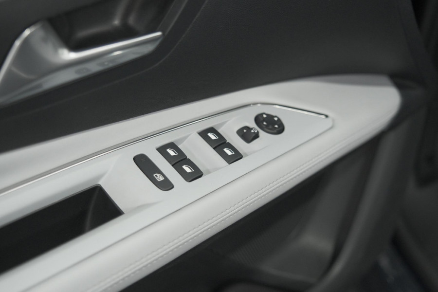 Peugeot 3008 1.6 PureTech 180 Allure | 1.500 KG Trekgewicht | Schuif-Kantel dak |  Dodehoekdetectie | Camera