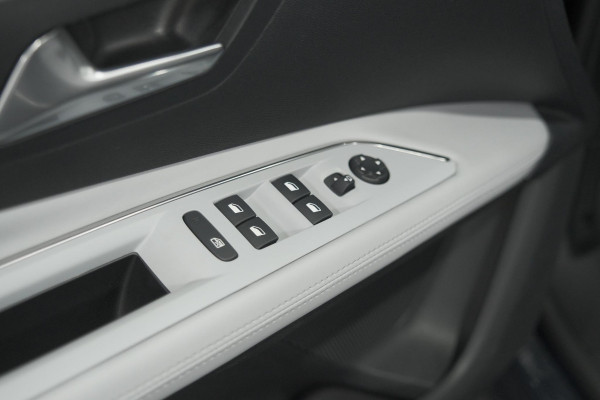 Peugeot 3008 1.6 PureTech 180 Allure | 1.500 KG Trekgewicht | Schuif-Kantel dak |  Dodehoekdetectie | Camera