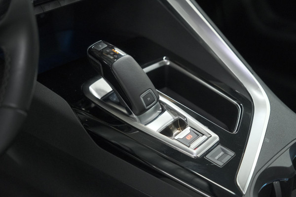 Peugeot 3008 1.6 PureTech 180 Allure | 1.500 KG Trekgewicht | Schuif-Kantel dak |  Dodehoekdetectie | Camera