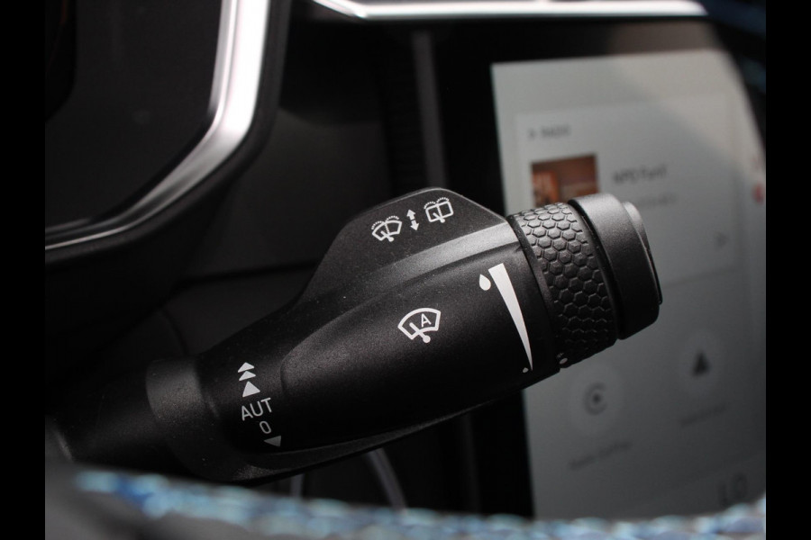 Lynk & Co 01 1.5 192KW PHEV Panoramadak Navigatie Apple Carplay/ Android Auto Camera Parkeersensoren Adaptive Cruise Control Memory stoelen verwarmbaar Full Led Climate Control Lichtmetalen velgen