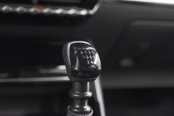 Peugeot 2008 PureTech 100 Allure | Apple Carplay | Parkeersensoren | Climate control