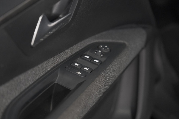 Peugeot 5008 PureTech 130 EAT8 Active Pack Business | 7 Zitplaatsen | Camera | Navigatie | Apple Carplay | Parkeersensoren
