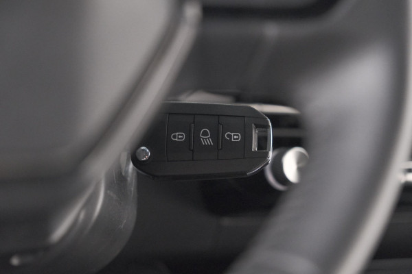 Peugeot 2008 Hybrid 136 e-DCS6 Style | Apple Carplay | Parkeersensoren | Climate control