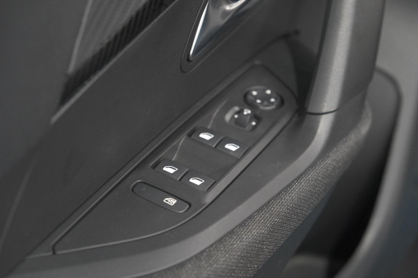 Peugeot 2008 Hybrid 136 e-DCS6 Style | Apple Carplay | Parkeersensoren | Climate control