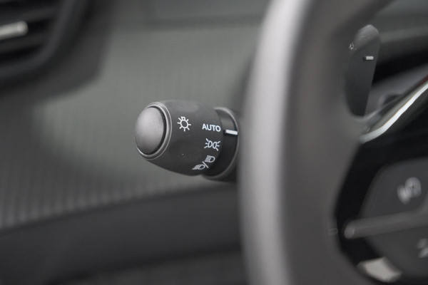 Peugeot 2008 Hybrid 136 e-DCS6 Style | Apple Carplay | Parkeersensoren | Climate control