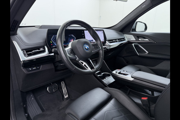 BMW X1 xDrive30e 327pk M-sport Leer Pano-Dak/Hef-Dak M-Sportstoelen+Elektr.+Geheugen+Verwarmd Trekhaak Harman-Kardon Adaptive-LED Live- Adaptive-Cruise AWD StuurVerwarmd Zwarte-Hemel Travelpack Park-Assist Pdc Draadloze lader Innovations-pakket Comfort-Pack €75.000,- Nieuw  Orig.NL auto! 1.800kg trekvermogen