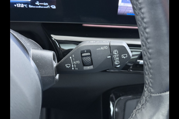 BMW X1 xDrive30e 327pk M-sport Leer Pano-Dak/Hef-Dak M-Sportstoelen+Elektr.+Geheugen+Verwarmd Trekhaak Harman-Kardon Adaptive-LED Live- Adaptive-Cruise AWD StuurVerwarmd Zwarte-Hemel Travelpack Park-Assist Pdc Draadloze lader Innovations-pakket Comfort-Pack €75.000,- Nieuw  Orig.NL auto! 1.800kg trekvermogen