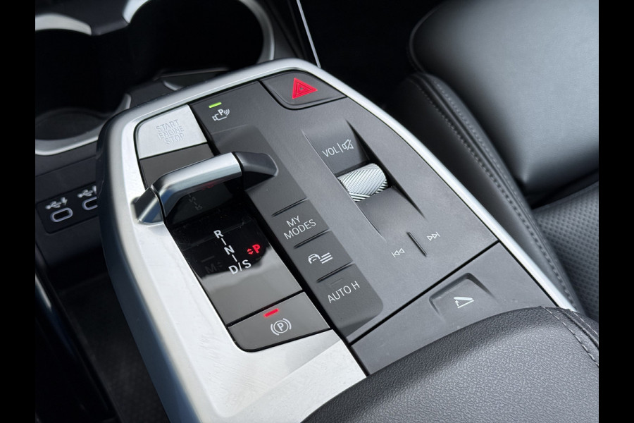 BMW X1 xDrive30e 327pk M-sport Leer Pano-Dak/Hef-Dak M-Sportstoelen+Elektr.+Geheugen+Verwarmd Trekhaak Harman-Kardon Adaptive-LED Live- Adaptive-Cruise AWD StuurVerwarmd Zwarte-Hemel Travelpack Park-Assist Pdc Draadloze lader Innovations-pakket Comfort-Pack €75.000,- Nieuw  Orig.NL auto! 1.800kg trekvermogen