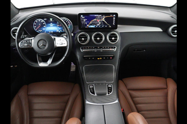 Mercedes-Benz GLC 300e 4MATIC Business Solution AMG | SOH 86,6% | Panorama dak | 360 Camera | Trekhaak | Adaptive cruise | Navigatie | DAB+ | Carplay | Bluetooth | Sfeerverlichting | Verkeersteken assistent | Climate control